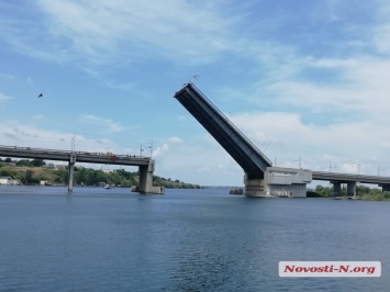 В Николаеве развели мосты - десантный корабль зашел на ремонт