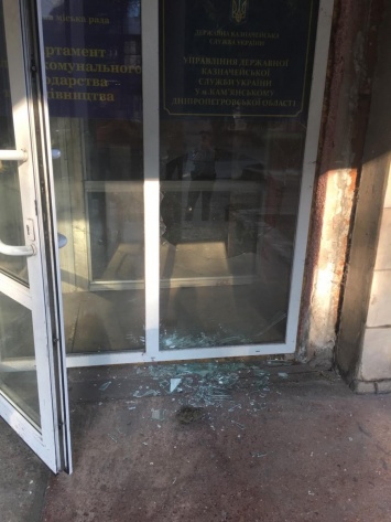 Под Днепром пьяный парень после ссоры с девушкой пошел бить стекла