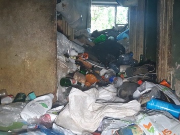 В Днепре женщина с "синдромом Плюшкина" собирает мусор в квартире