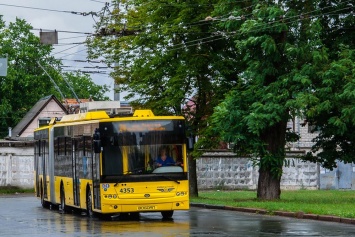 На Троещине в троллейбусе обокрали кондуктора