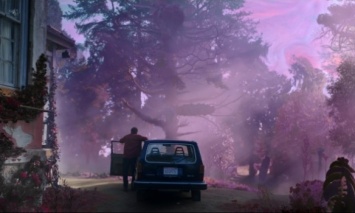 Николас Кейдж всматривается в розовый туман на первом кадре экранизации "Цвета из иных миров" Лавкрафта