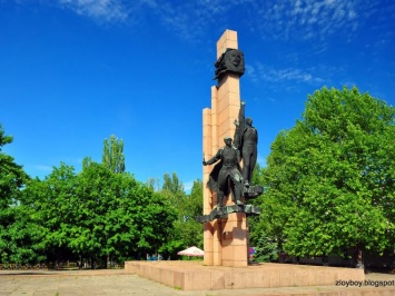 Стабильность: в Николаеве исполком в третий раз не поддержал снос памятника Ленинскому комсомолу (ВИДЕО)