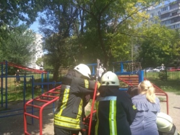 В Запорожье спасатели извлекли трехлетнего ребенка, застрявшего между труб (фото)