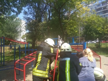 В Запорожье трехлетний мальчик застрял между металлических труб на спортивной площадке - понадобилась помощь спасателей