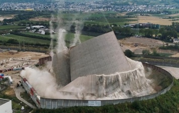 В Германии взрывом снесли башню на АЭС