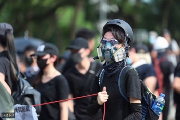 Вспышка насилия в Гонконге, полиция применила слезоточивый газ: фото и видео