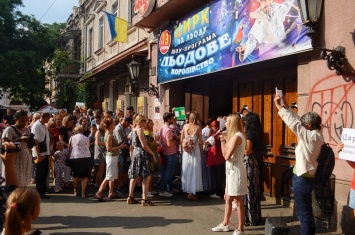 «Свободу заключенным лапкам»: защитники животных протестовали под одесским цирком
