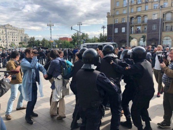 Главное за день субботы 10 августа: восстание в Москве, гибель создателя Marvel и последствия бешеного урагана в Украине