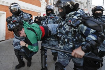 На протестных акциях в России в субботу задержали 352 человек
