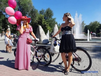 В Запорожье состоялся пятый «велопарад в юбках»