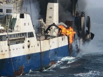 В Черном море сгорел и утонул российский корабль