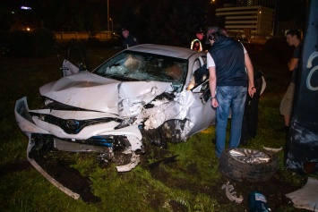В Киеве автомобиль снес светофор и влетел в билборд. Водителя пришлось вырезать