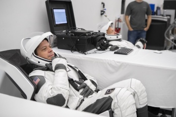 Космонавты NASA прошли тесты в новых скафандрах SpaceX, готовясь к миссии Crew Dragon