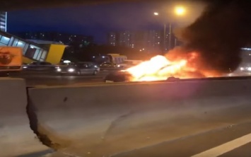В Москве Tesla на автопилоте врезалась в эвакуатор и взорвалась: видео
