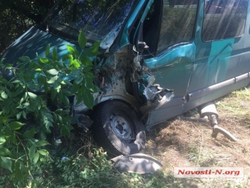 На трассе под Николаевом две аварии - столкнулись шесть машин, одна в кювете