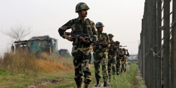 Пакистан перебросил военную технику к границе с Индией