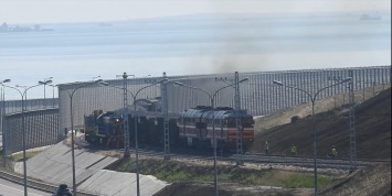 Проезд по Крымскому мосту большого железнодорожного состава сняли на видео