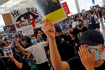 Аэропорт Гонконга отменил вылеты из-за акций протеста