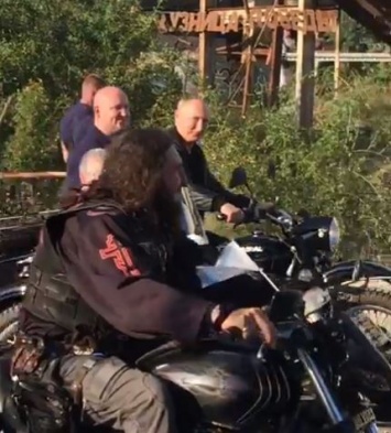 Владимиру Путину еще раз прилетело за поездку на мотоцикле в аннексированном Крыму