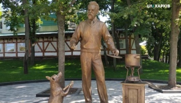 В Харькове установили скульптуру академика Вернадского, который варит борщ