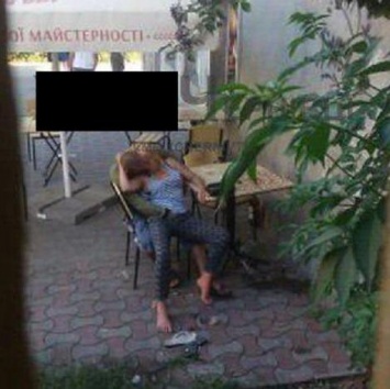 В Черновцах пьяная пара занялась сексом на улице средь бела дня