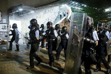 Митинги разгорелись с новой силой, полиция штурмует метро, в ход пошло оружие: кадры бойни
