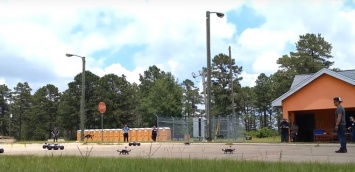 Пентагон тестирует рой из дронов (ВИДЕО)