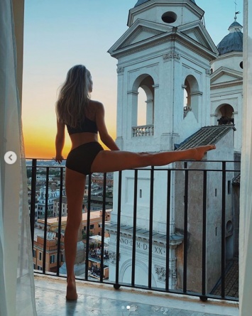 Лобода опубликовала фото, на котором показала длинные ноги, Рим и закат