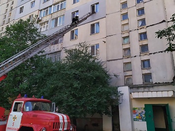 В Николаеве спасатели залезли в окно на пятом этаже, чтобы помочь женщине
