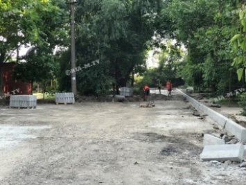 В Мелитополе новую дорогу пришлось «резать», для отвода воды со двора (фото)