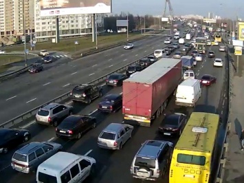 Киев сковали многочисленные пробки: "стоит" мост Патона, Дарницкий и Южный (ФОТО)