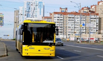"Утренняя зарядочка": появилось видео, как в Киеве пассажиры усердно толкали "уставший" троллейбус