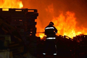В Марганце спасатели потушили пожар в сарае жилого дома