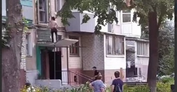 В Харькове голая женщина громила окна на крыльце подъезда. Патрульным пришлось применить силу, - ВИДЕО