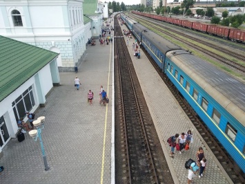 В Бердянске ребенок попал под поезд, на теле нет живого места: решил погулять по рельсам