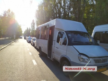 В центре Николаева столкнулись маршрутка и две легковушки - проезд по проспекту затруднен