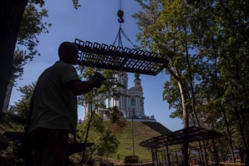 От Андреевской церкви к Аллее художников строят новую лестницу. Фото