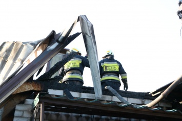 На левом берегу Днепра сгорел жилой дом: тушили 15 спасателей