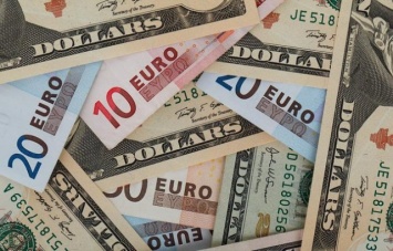 Курс валют: доллар замер, евро дорожает