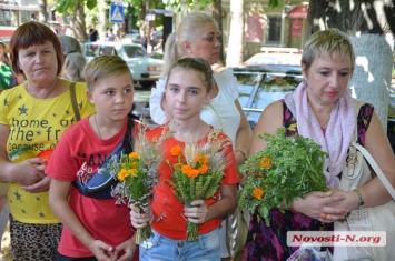 Тысячи николаевцев празднуют Медовый Спас - святят цветы и мед