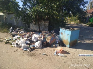 Керчане продолжают жаловаться на состояние мусорных площадок