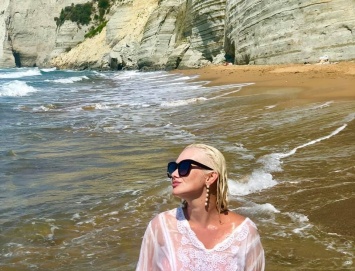 Катерина Бужинская устроила заплыв голышом на диком пляже: певица рассказала подробности