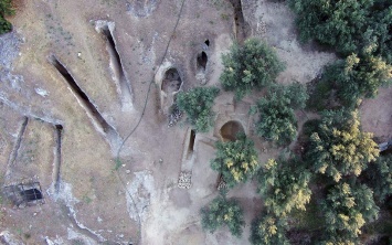 В Греции обнаружены две нетронутые гробницы