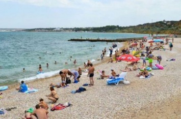 «На военной базе жить становится все веселее»: оккупанты Крыма пытаются отжать пляж «для оборонных целей»