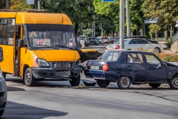 В Днепре на Савченко ЗАЗ врезался в маршрутку с пассажирами и отлетел в парапет