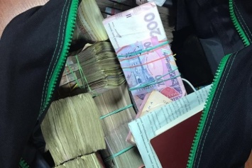 На Прикарпатье у "валютчика" прямо на улице отобрали миллион