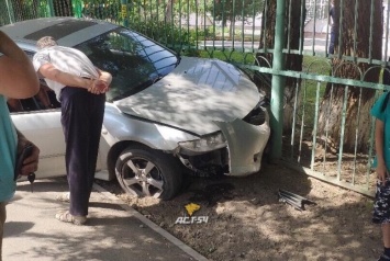 В Новосибирске иномарка протаранила забор детского сада