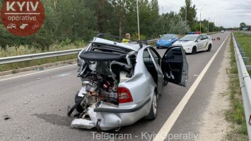 В Киеве фургон хлебзавода раздавил женщину в автомобиле (видео)