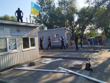 Группа мужчин устроила разнос в общественном месте под Харьковом