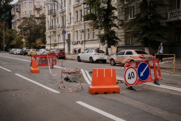 В правительственном квартале Киева дорога "ушла" под землю (видео)